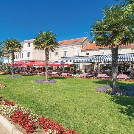 Awesome apartment in Sveti Filip i Jakov w/ 1 Bedrooms Exteriör bild